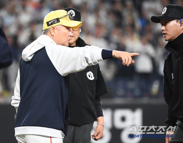 13일 대전 한화생명볼파크에서 열린 두산-한화전. 7회초 2사 김인태의 1루 내야안타 때 베이스커버를 들어간 박상원이 타자의 발에 밟혔다. 김경문 감독이 나와 항의하고 있다. 대전=정재근 기자 cjg@sportschosun.com/2025..5.13/