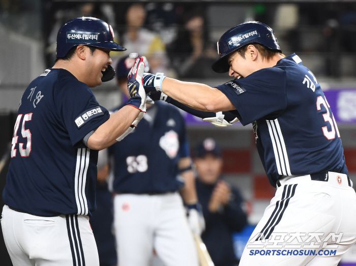 13일 대전 한화생명볼파크에서 열린 두산-한화전. 8회초 2사 1루 김재환이 투런포를 친 후 김기연과 함께 환호하고 있다. 대전=정재근 기자 cjg@sportschosun.com/2025..5.13/