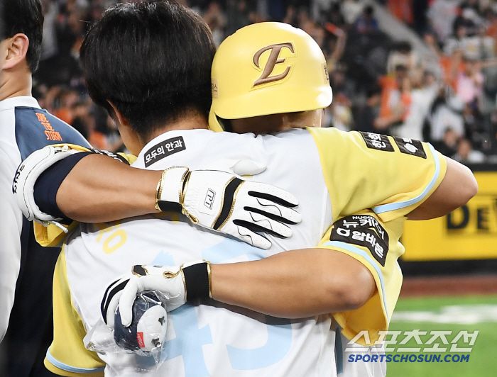 13일 대전 한화생명볼파크에서 열린 두산-한화전. 9회말 2사 1루 최인호가 동점 투런포를 터트린 후 정우주와 포옹하고 있다. 대전=정재근 기자 cjg@sportschosun.com/2025..5.13/