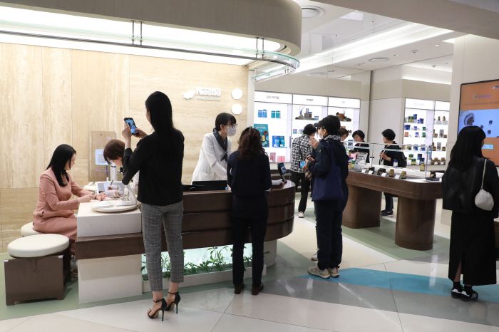 ◇현대백화점 목동점의 네슬레 헬스사이언스 스토어는 웰에이징과 헬스케어에 관심 많은 사람들의 방문이 이어지고 있다.