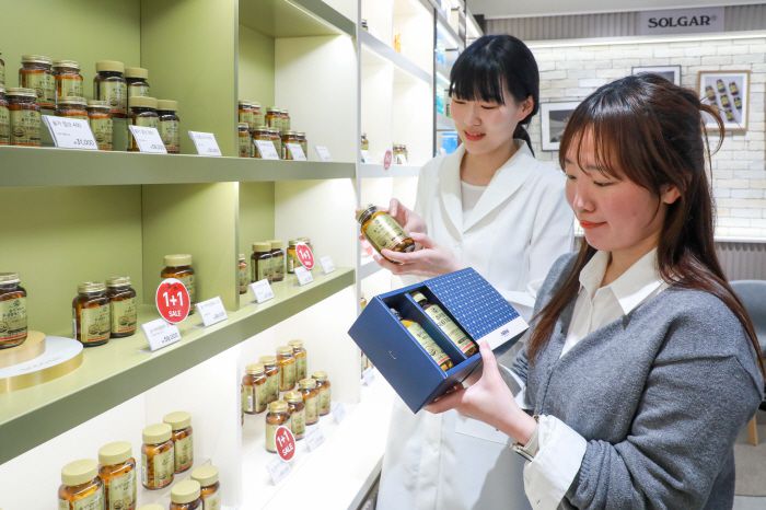 ◇현대백화점 목동점의 네슬레 헬스사이언스 매장에서 영양사와 함께 네슬레 헬스사이언스의 대표 건기식 브랜드 '솔가' 제품을 둘러보고 있는 모습.
