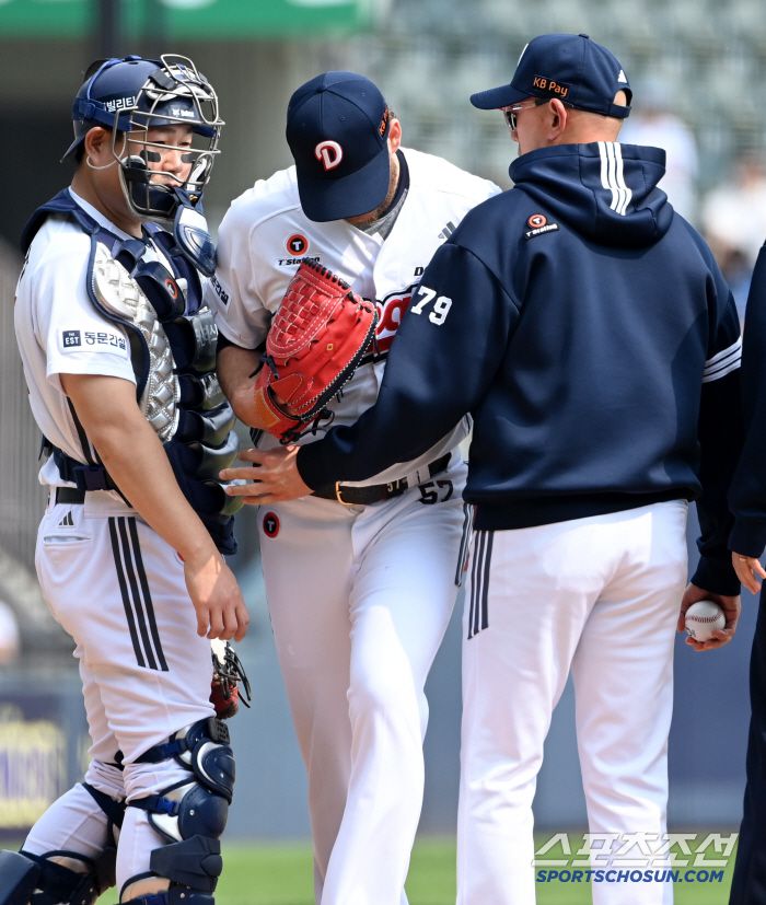 두 달 후 잠실 NC전 두산 선발 콜어빈이 투구 교체에 불만을 품고 포수와 투수 코치 어깨를 밀쳤다. 허상욱 기자
