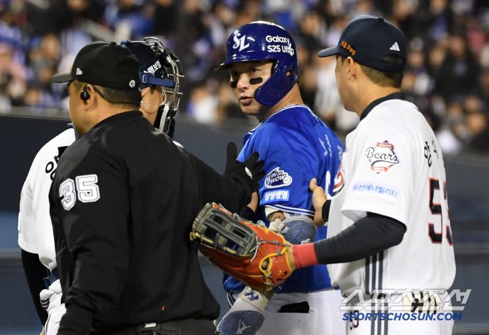 1루 베이스를 향해 달려나가던 박병호는 콜어빈의 과한 행동을 끝까지 바라봤다.