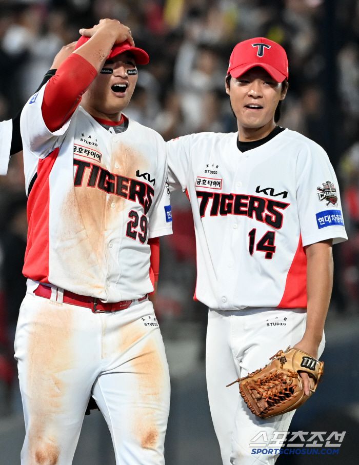 13일 광주KIA챔피언스필드에서 열린 롯데와 KIA의 경기, 9회초 2사 만루 KIA 1루수 변우혁이 롯데 레이예스의 타구를 막아내며 경기를 끝낸 후 기뻐하고 있다. 광주=허상욱 기자wook@sportschosun.com/2025.05.13/