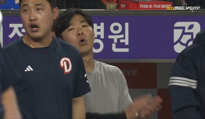 ◇매우 유심히 체크스윙 장면을 지켜보던 최원준(오른쪽)과 김인태가 아쉬워하는 모습. 사진출처=중계화면 캡처