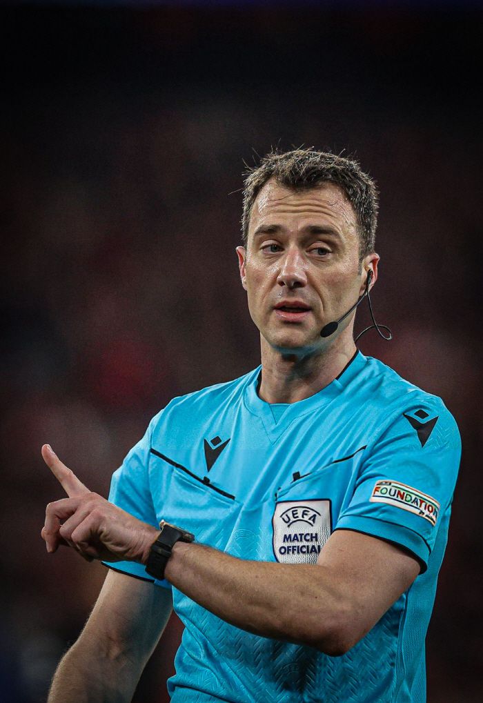 [스포츠조선 강우진 기자]손흥민의 우승을 향한 도전에 적신호가 켜졌다. 결승전을 맡은 주심이 논란이 많았던 심판이기 때문이다.  주심의 석연치 않은 판정이 있을 수 있다. 이를 극복할 수 있는 확실한 경기력을 보여줘야 한다. 그만큼 주장으로서 부담감은 클 수 밖에 없다.  유럽축구연맹(UEFA)은 13일 UEFA 유로파리그 결승전 주심 명단을 공개했다. 오는 22일 스페인 빌바오에서 열릴 예정인 토트넘과 맨체스터 유나이티드의 2024~2025시즌 UEFA 유로파리그 결승전 주심은 독일의 펠릭스 츠바이어다. 사진=SNS