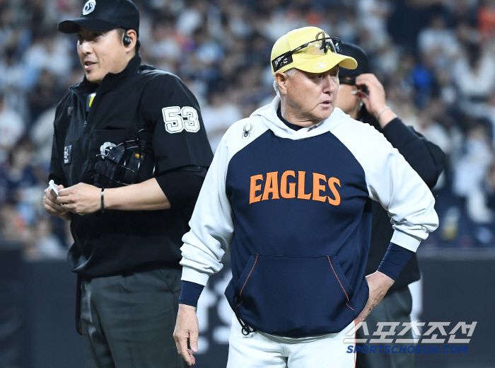 13일 대전 한화생명볼파크에서 열린 두산-한화전. 7회초 2사 김인태의 1루 내야안타 때 베이스커버를 들어간 박상원이 타자의 발에 밟혔다. 김경문 감독이 나와 항의하고 있다. 대전=정재근 기자 cjg@sportschosun.com/2025..5.13/
