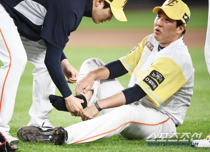 13일 대전 한화생명볼파크에서 열린 두산-한화전. 7회초 2사 김인태의 1루 내야안타 때 베이스커버를 들어간 박상원이 타자의 발에 밟혔다며 양말을 벗어보이고 있다. 대전=정재근 기자 cjg@sportschosun.com/2025..5.13/