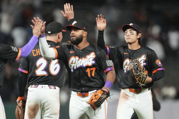 샌프란시스코의 10대6 승리가 확정된 뒤 이정후가 동료들과 하이파이브를 하고 있다. AP연합뉴스
