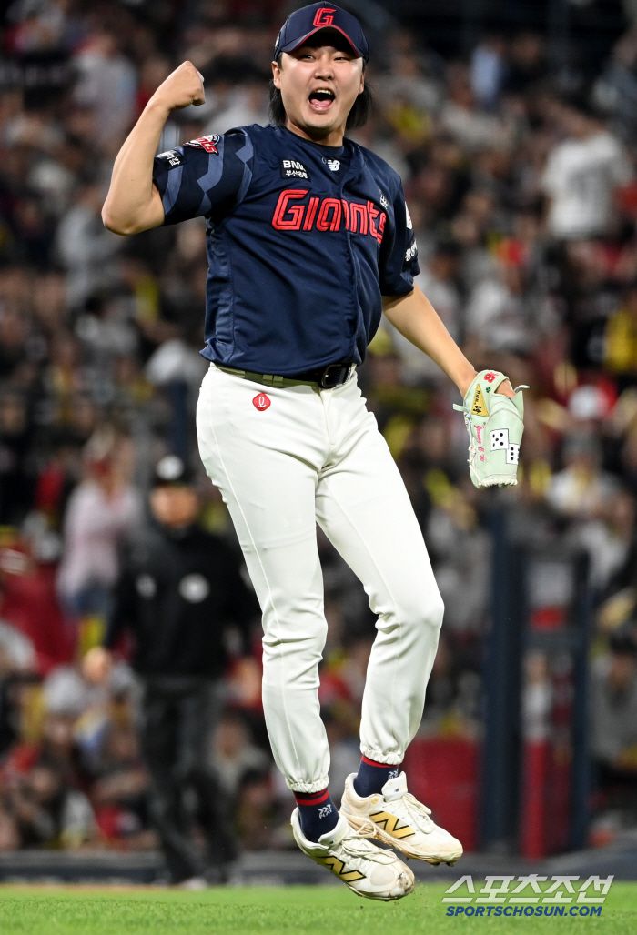 14일 광주KIA챔피언스필드에서 열린 롯데와 KIA의 경기, 7회말 2사 1,3루 롯데 정철원이 KIA 오선우를 삼진처리하며 환호하고 있다. 광주=허상욱 기자wook@sportschosun.com/2025.05.14/