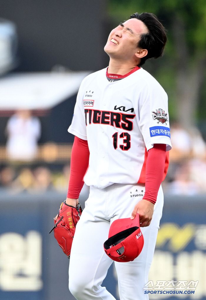 14일 광주KIA챔피언스필드에서 열린 롯데와 KIA의 경기, KIA 선발투수 윤영철이 1회초 2사 1,2루의 위기를 넘긴 후 안도하고 있다. 광주=허상욱 기자wook@sportschosun.com/2025.05.14/