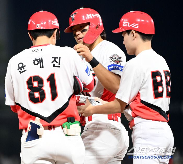 13일 광주KIA챔피언스필드에서 열린 롯데와 KIA의 경기, 8회말 KIA 김도영이 안타를 치고 장비를 건네고 있다. 광주=허상욱 기자wook@sportschosun.com/2025.05.13/