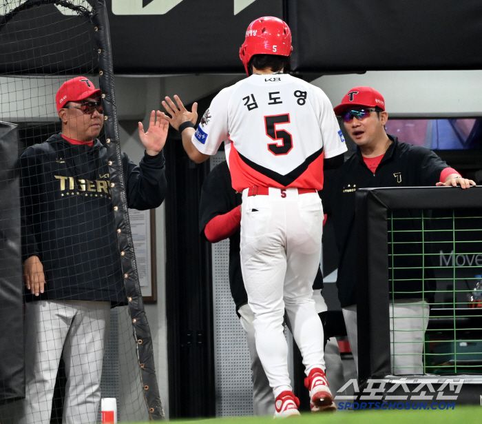 13일 광주KIA챔피언스필드에서 열린 롯데와 KIA의 경기, 5회말 2사,2루 KIA 최형우의 적시타에 득점한 김도영이 이범호 감독과 기쁨을 나누고 있다. 광주=허상욱 기자wook@sportschosun.com/2025.05.13/