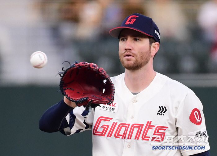 23일 부산 사직야구장에서 열린 롯데와 한화의 경기. 선발 투구하고 있는 롯데 반즈. 부산=송정헌 기자songs@sportschosun.com/2025.04.23/
