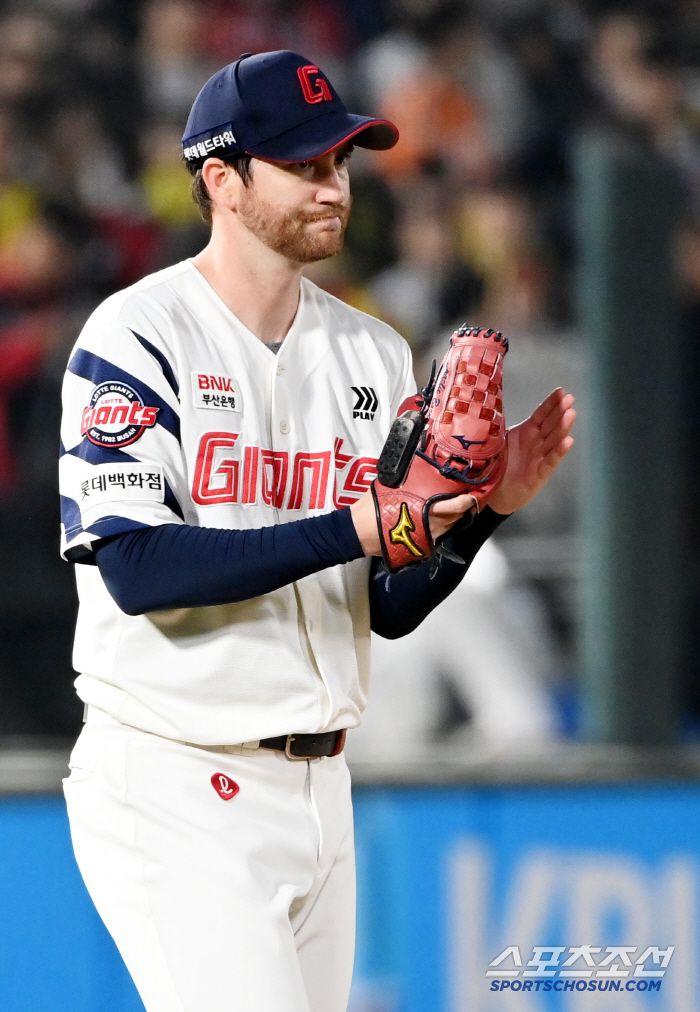 10일 부산 사직야구장에서 열린 KIA와 롯데의 경기, 롯데 반즈가 5회초 더블플레이를 완성한 내야진에게 박수를 보내고 있다. 부산=허상욱 기자wook@sportschosun.com/2025.04.10/