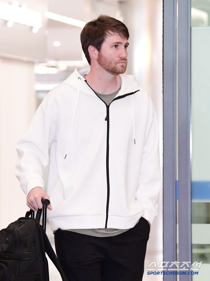 5일 오후 인천공항 제1터미널을 통해 롯데 자이언츠 선수단이 귀국했다. 입국장을 나서고 있는 롯데 반즈. 인천공항=송정헌 기자songs@sportschosun.com/2025.03.05/