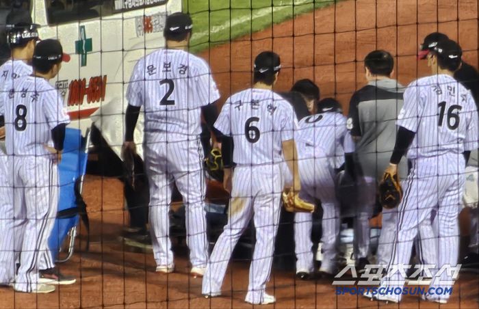 LG 홍창기가 13일 키움전서 9회초 수비도중 부상을 당해 구급차에 실려 이송되는 과정을 선수들이 지켜보고 있다. 잠실=권인하 기자