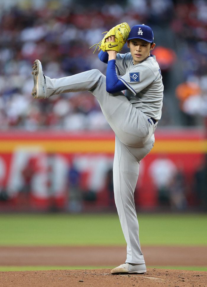 사사키가 지난 10일(한국시각) 애리조나 다이아몬드백스를 상대로 선발등판해 투구를 하고 있다. AFP연합뉴스