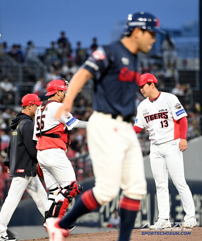 14일 광주KIA챔피언스필드에서 열린 롯데와 KIA의 경기, 4회초 무사 1루 KIA 윤영철이 롯데 전준우를 볼넷으로 내보내자 정재훈 투수코치가 마운드에 오르고 있다. 광주=허상욱 기자wook@sportschosun.com/2025.05.14/