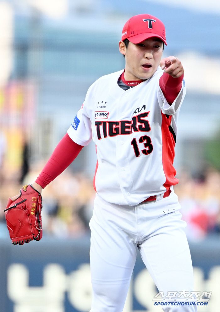 14일 광주KIA챔피언스필드에서 열린 롯데와 KIA의 경기, KIA 선발투수 윤영철이 1회초 롯데 고승민의 스트라이크 아웃 낫아웃때 공을 보며 손짓하고 있다. 광주=허상욱 기자wook@sportschosun.com/2025.05.14/