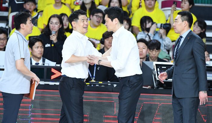 악수는 나누는 전희철 감독(오른쪽)과 조상현 감독.사진제공=KBL