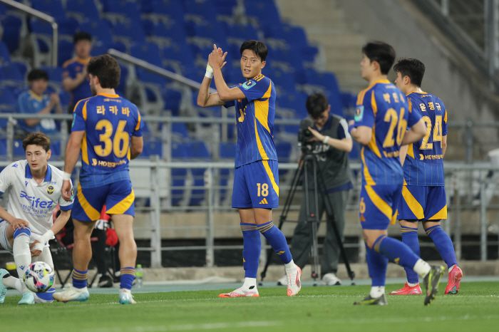 울산문수축구경기장/ 2025 하나은행 코리아컵/ 4라운드/ 16강/ 울산HDFC vs 인천유나이티드/ 울산 허율 득점/ 골 세레머니/ 사진 김정수