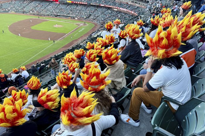 Fans of San Francisco Giants' Jung Hoo Lee, who call themselves Hoo Lee Gans, watch during a baseball game between the Giants and the Arizona Diamondbacks in San Francisco, Tuesday, May 13, 2025. (AP Photo/Haven Daley)        <저작권자(c) 연합뉴스, 무단 전재-재배포, AI 학습 및 활용 금지>