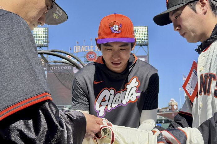 San Francisco Giants' Jung Hoo Lee, middle, signs autographs for fans before a baseball game between the Giants and the Arizona Diamondbacks in San Francisco, Tuesday, May 13, 2025. (AP Photo/Haven Daley)        <저작권자(c) 연합뉴스, 무단 전재-재배포, AI 학습 및 활용 금지>