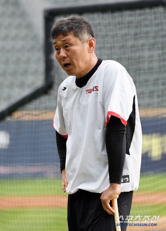 호랑이 선생님 박경완 배터리 코치가 포수 김성우, 이주헌의 성장을 위해 두 팔 걷고 나섰다.