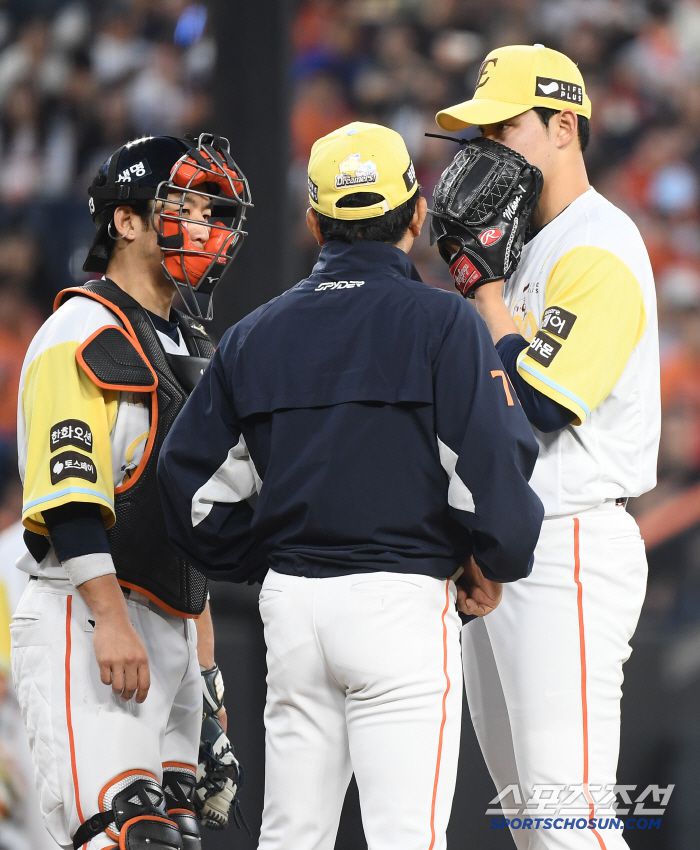 14일 대전 한화생명볼파크에서 열린 두산-한화전. 문동주가 4회 실점하자 양상문 코치와 최재훈 포수가 올라가 조언하고 있다. 대전=정재근 기자 cjg@sportschosun.com/2025..5.14/