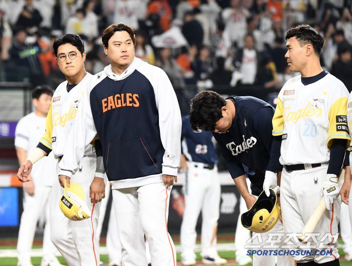 13일 대전 한화생명볼파크에서 열린 두산-한화전. 연장 11회 승부끝에 3대4로 패한 한화 선수들이 관중에게 인사하고 있다. 류현진이 시원섭섭한 표정을 짓고 있다. 대전=정재근 기자 cjg@sportschosun.com/2025..5.13/