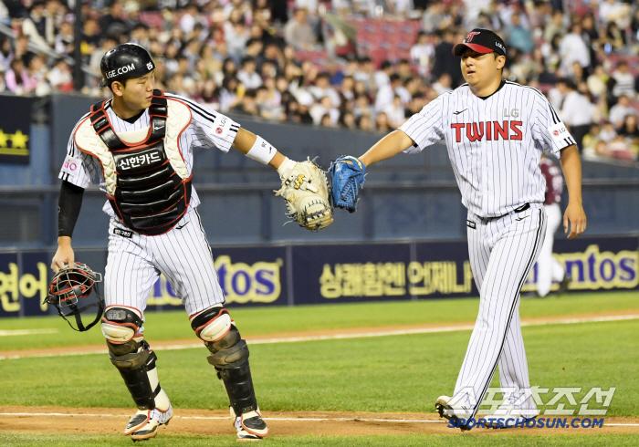 14일 잠실구장에서 열린 LG 트윈스와 키움 히어로즈의 경기. LG 포수 이주헌과 선발 송승기가 하이파이브를 하고 있다. 잠실=박재만 기자 pjm@sportschosun.com/2025.05.14/
