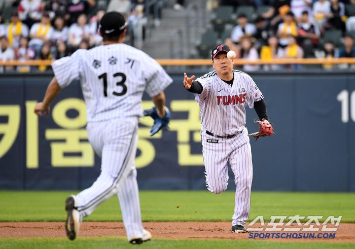 14일 잠실구장에서 열린 LG 트윈스와 키움 히어로즈의 경기. 1회초 키움 송성문 타구를 LG 1루수 김현수가 잡아 송승기를 향해 토스하고 있다. 잠실=박재만 기자 pjm@sportschosun.com/2025.05.14/