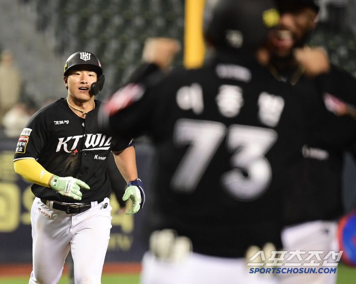 5월 1일 잠실구장에서 열린 KBO리그 두산과 KT의 경기. 9회초 KT 안현민이 두산 김택연을 상대로 동점 투런홈런을 날렸다. 잠실=송정헌 기자songs@sportschosun.com/2025.05.01/