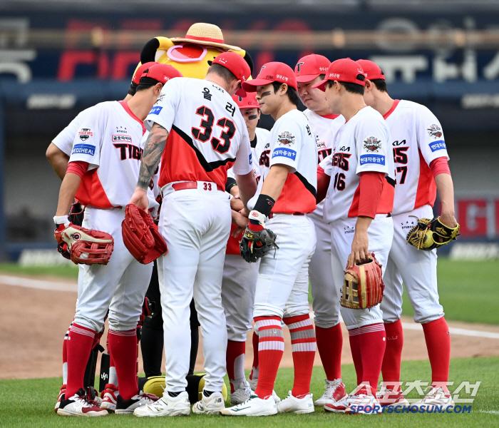 15일 광주KIA챔피언스필드에서 열린 롯데와 KIA의 경기, '농군패션'을 한 KIA 선수들이 경기에 나서고 있다. 광주=허상욱 기자wook@sportschosun.com/2025.05.15/