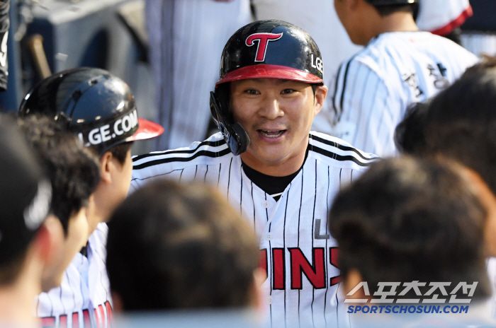 1위 팀 LG 더그아웃 분위기는 달랐다.