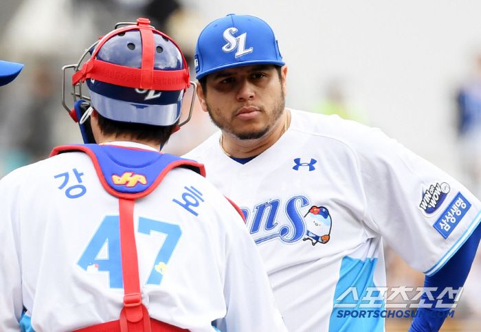 10일 대구 라이온즈파크에서 열린 삼성 라이온즈와 LG 트윈스의 경기. 삼성 강민호, 후라도가 숨을 고르고 있다. 대구=박재만 기자 pjm@sportschosun.com/2025.05.10/