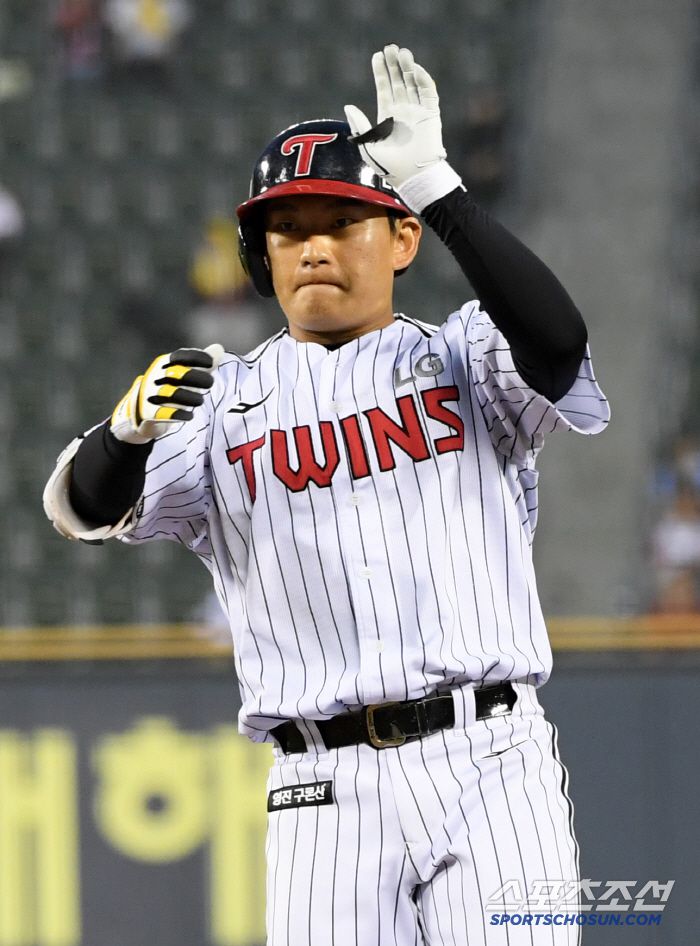 15일 잠실구장에서 열린 LG 트윈스와 키움 히어로즈의 경기. LG 함창건이 안타를 날린 뒤 환호하고 있다. 잠실=박재만 기자 pjm@sportschosun.com/2025.05.15/