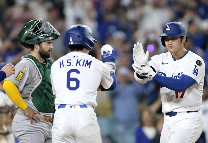 오타니가 3회말 좌중월 3점포를 터뜨리고 들어와 김혜성과 공손 하이파이브를 하고 있다. AFP연합뉴스