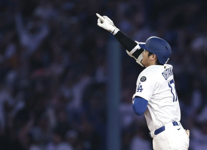 오타니가 3회말 좌중간 펜스를 넘어가는 3점포를 날린 뒤 오른손을 들어 기뻐하고 있다. AFP연합뉴스