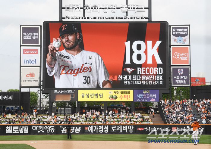 17일 대전 한화생명볼파크에서 열린 SSG-한화전. 8회초 폰세가 한 경기 최다 탈삼진 기록인 18K를 달성했다. 전광판에 축하 영상이 표시되고 있다. 대전=정재근 기자 cjg@sportschosun.com/2025..5.17/