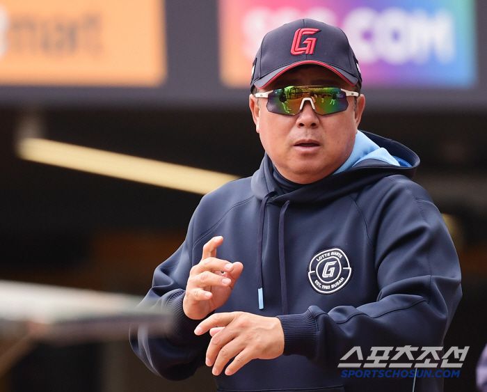 25일 인천 SSG랜더스필드에서 KBO리그 SSG와 롯데의 경기가 열린다. 선수들에게 직접 타격 시범을 펼치고 있는 롯데 김태형 감독. 인천=송정헌 기자songs@sportschosun.com/2025.03.25/