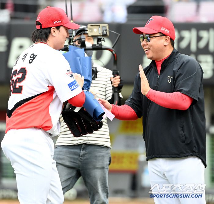 17일 광주KIA챔피언스필드에서 열린 두산과 KIA의 더블헤더 1차전 경기, KIA가 5대2로 승리했다. 통산 133세이브를 달성하며 타이거즈 역대 최다 세이브 신기록을 작성한 정해영이 이범호 감독의 축하를 받고 있다.  광주=허상욱 기자wook@sportschosun.com/2025.05.17/
