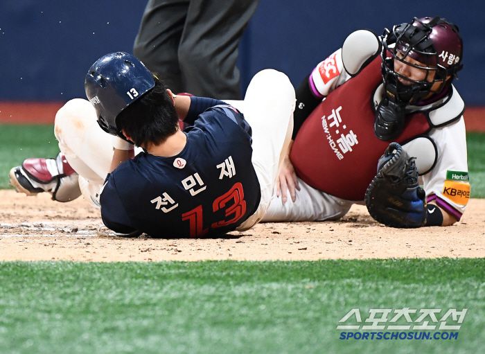 29일 서울 고척스카이돔에서 열린 롯데-키움전. 7회초 1사 1, 2루 전민재가 헤드샷에 맞아 쓰러지고 있다. 고척=정재근 기자 cjg@sportschosun.com/2025.4.29/