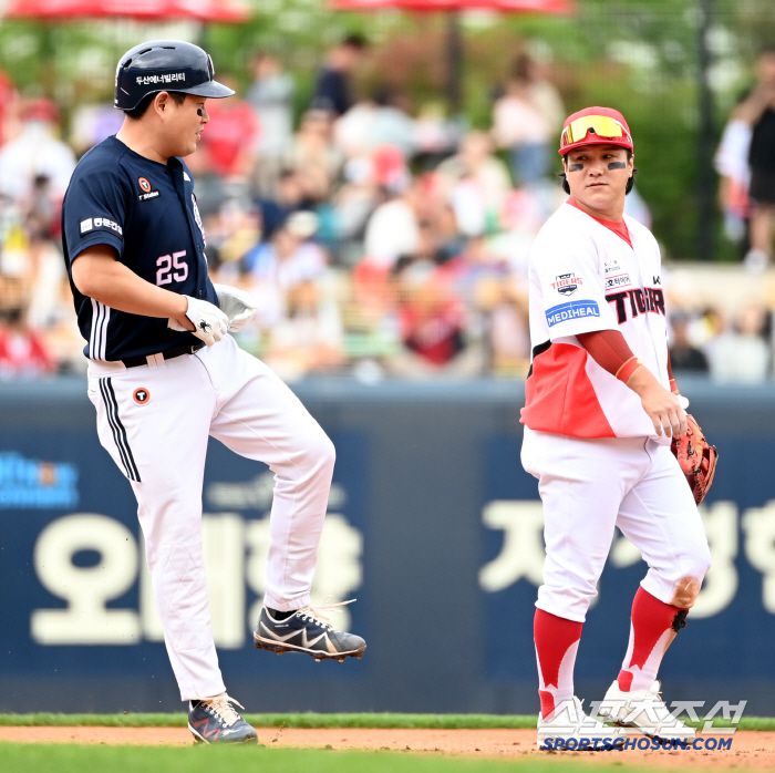김선빈의 장난에 발끈한 양의지가 니킥을 날렸다. 광주=허상욱 기자