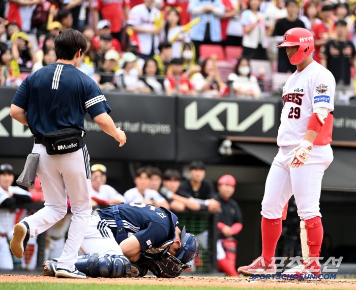 변우혁의 타구에 팔을 맞은 양의지, 참을 수 없는 고통에 그대로 몸을 숙이고