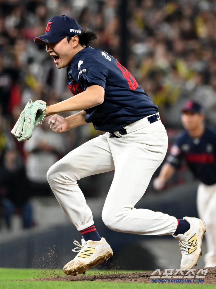 14일 광주KIA챔피언스필드에서 열린 롯데와 KIA의 경기, 7회말 2사 1,3루 롯데 정철원이 KIA 오선우를 삼진처리하며 환호하고 있다. 광주=허상욱 기자wook@sportschosun.com/2025.05.14/
