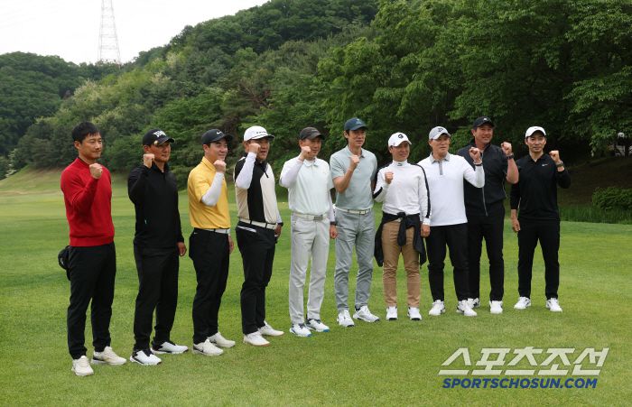 대한축구협회, 한국프로축구연맹, 울산 HD, 포항스틸러스가 주최하고 스포츠조선, 스포츠경향, 스포츠동아, 스포츠서울, 세계비즈앤스포츠월드, 일간스포츠 등 스포츠전문 미디어 6개사가 후원하는 '2025년 축구인 골프대회'가 19일 경기도 용인 코리아CC에서 개최됐다. 광주FC 이정효, 부산 아이파크 조성환 감독, 인천 윤정환 감독, 전남 김현석 감독, 포항 박태하 감독, 대표팀 홍명보 감독, FC서울 김기동 감독, 김포FC 고정운 감독, 서울이랜드 김도균 감독, 수원 삼성 변성환 감독이 기념촬영을 하고 있다. 용인=박재만 기자pjm@sportschosun.com/2025.05.19/