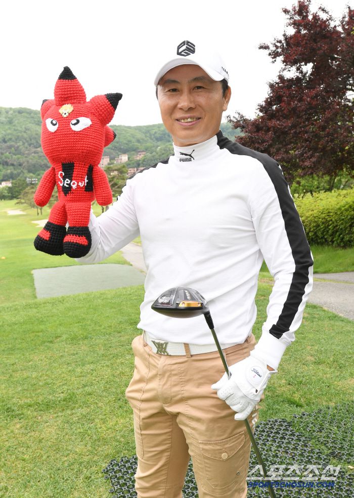 대한축구협회, 한국프로축구연맹, 울산 HD, 포항스틸러스가 주최하고 스포츠조선, 스포츠경향, 스포츠동아, 스포츠서울, 세계비즈앤스포츠월드, 일간스포츠 등 스포츠전문 미디어 6개사가 후원하는 '2025년 축구인 골프대회'가 19일 경기도 용인 코리아CC에서 개최됐다. FC서울 김기동 감독이 포즈를 취하고 있다. 용인=박재만 기자pjm@sportschosun.com/2025.05.19/