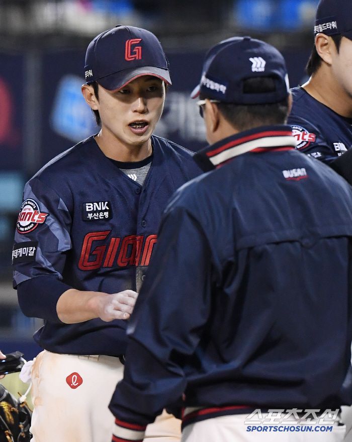 25일 서울 잠실구장에서 열린 롯데-두산전. 8대2로 승리한 롯데 김태형 감독이 전민재를 맞이하고 있다. 잠실=정재근 기자 cjg@sportschosun.com/2025.4.25/